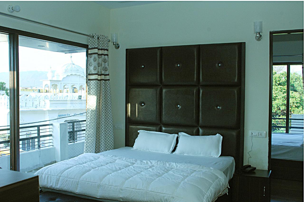 Hotel Temple View Inn Anandpur Sāhib Kültér fotó