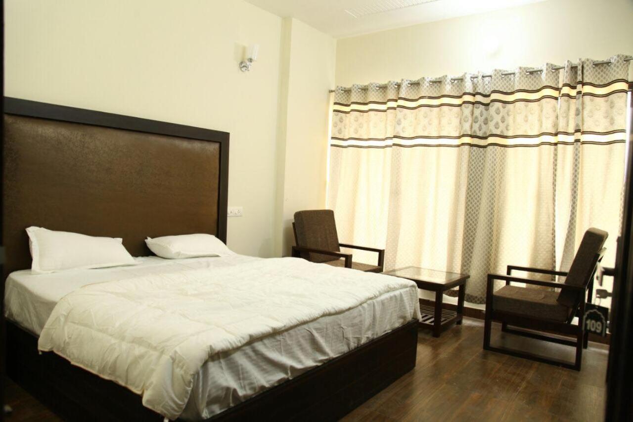 Hotel Temple View Inn Anandpur Sāhib Kültér fotó